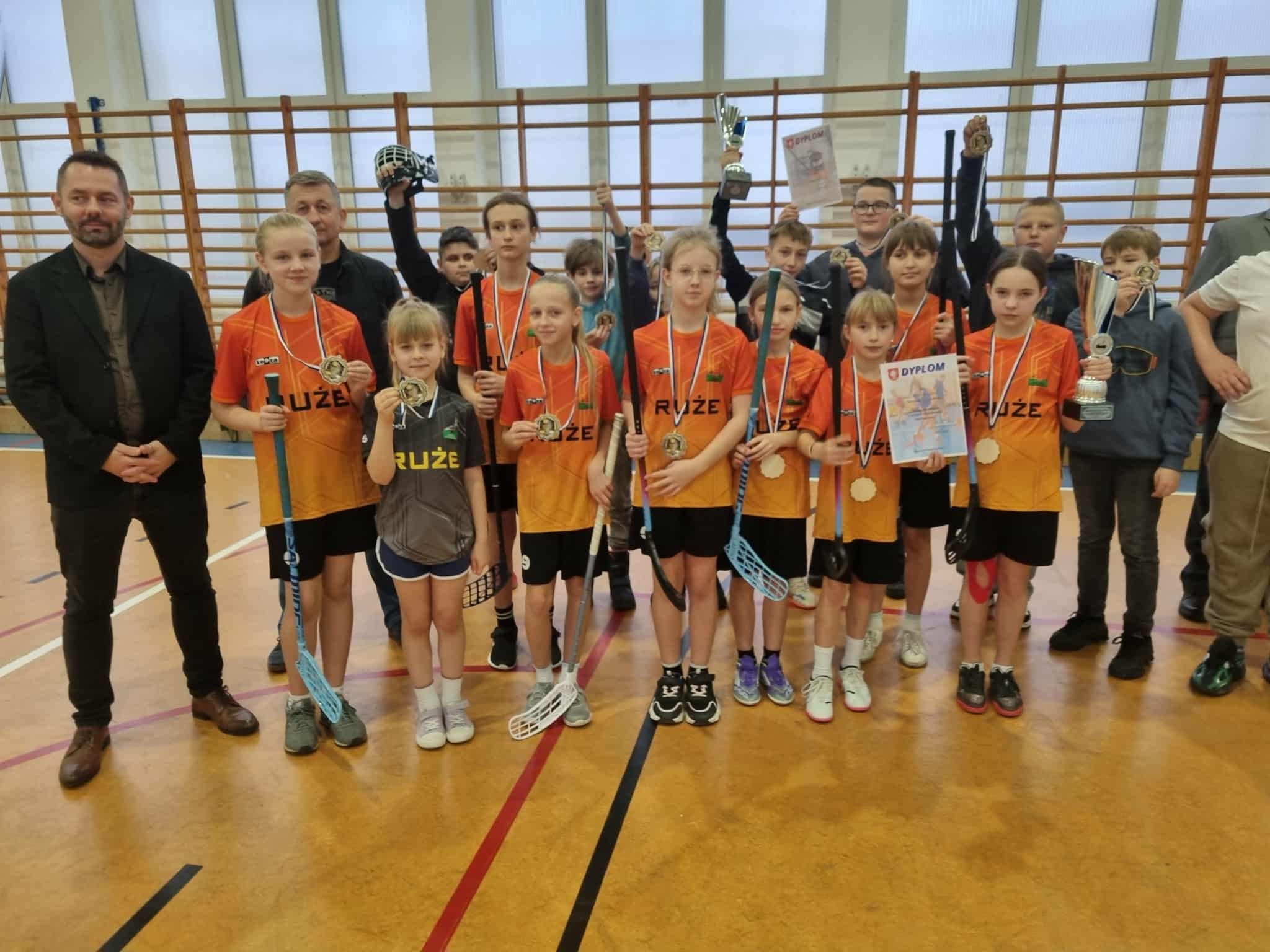 Dziewczęta mistrzyniami, chłopcy wicemistrzami powiatu w unihokeju