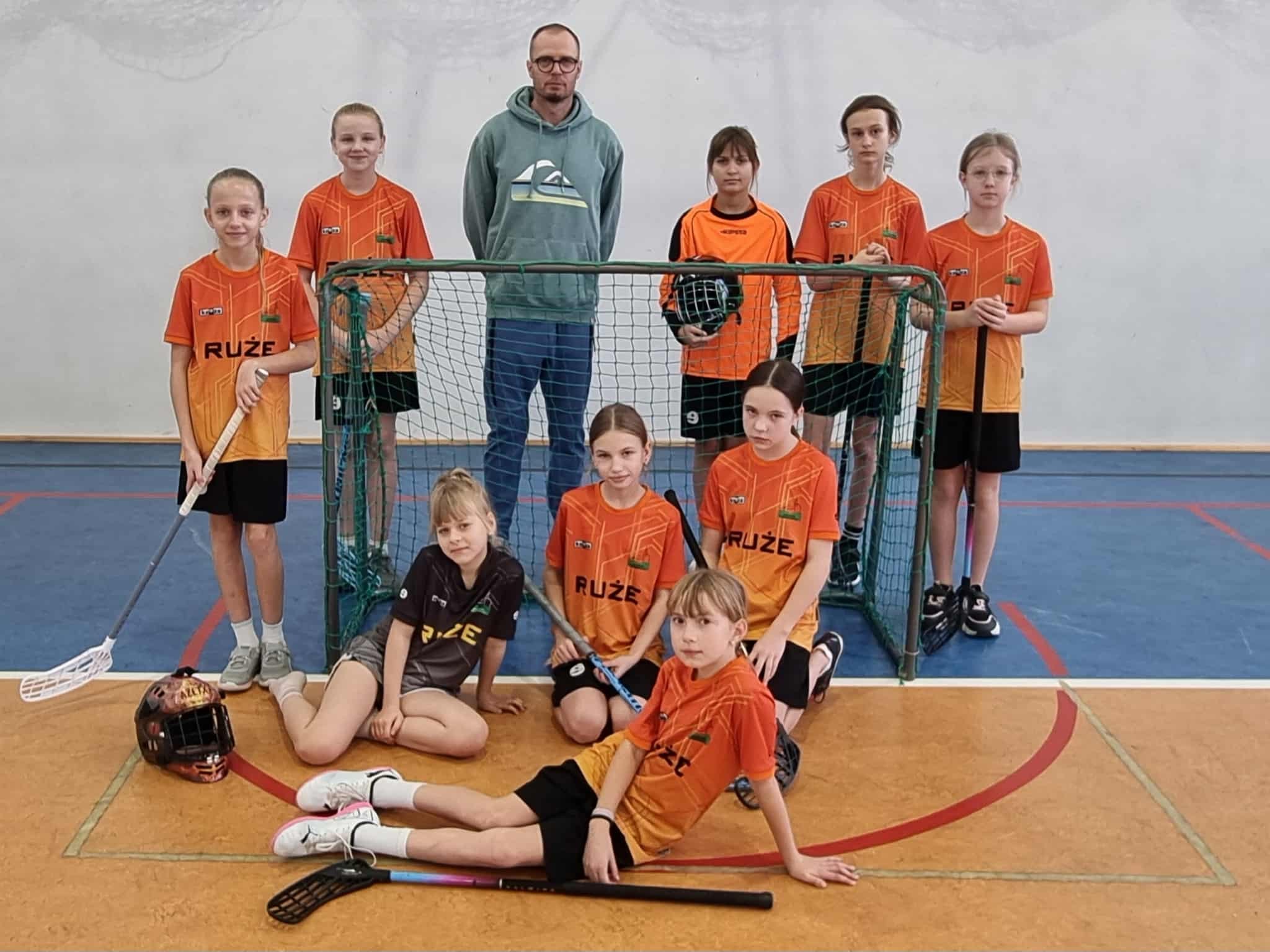 Awans dziewcząt do finału wojewódzkiego w unihokeju